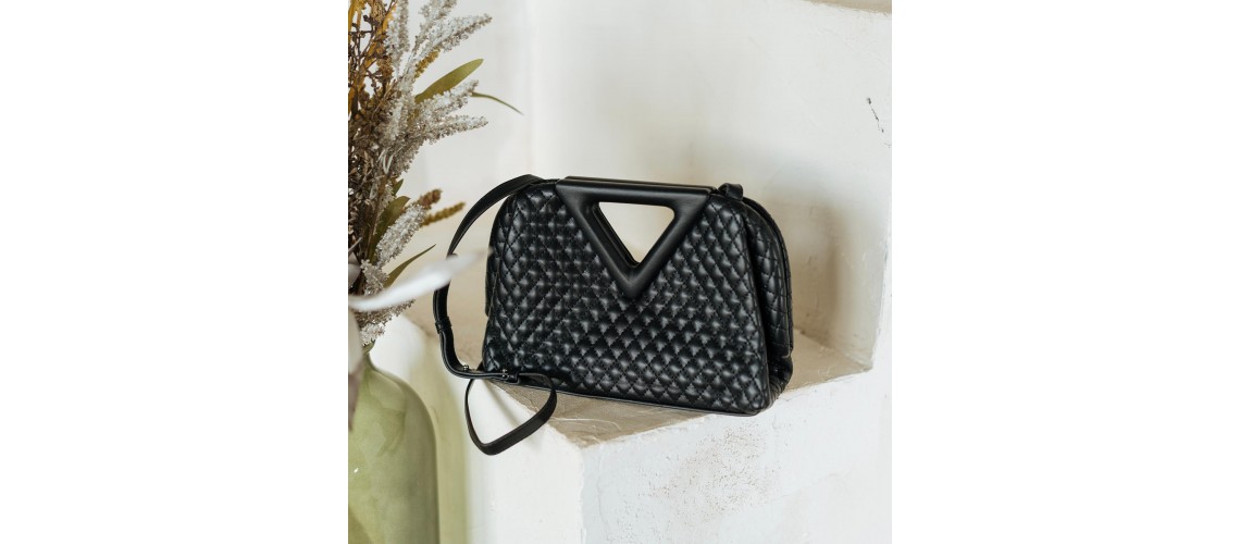 Стильна геометрія, металевий декор, повернення до культових 2.55 і 11.12: мінімалізм дизайну сумок в 2021 році на стрімких обертах