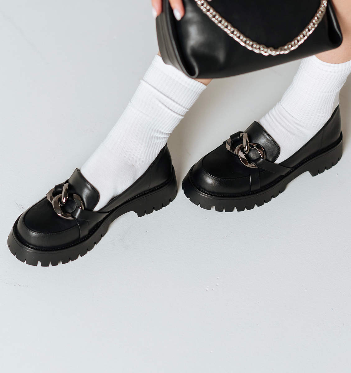 Шкарпетки або гольфи відтінюють чорний колір лоферіві невибагливо сусідствують з масивним металевим декором